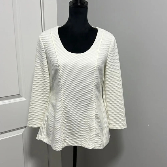 Isaac Mizrahi Tops - IM NYC ISAAC MIZRAHI white peplum top with textured pattern 3/4 Sleeves size S/P